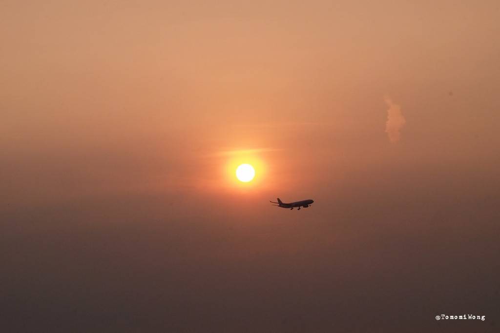 機場維修區 好期待飛機在夕陽的中間飛過